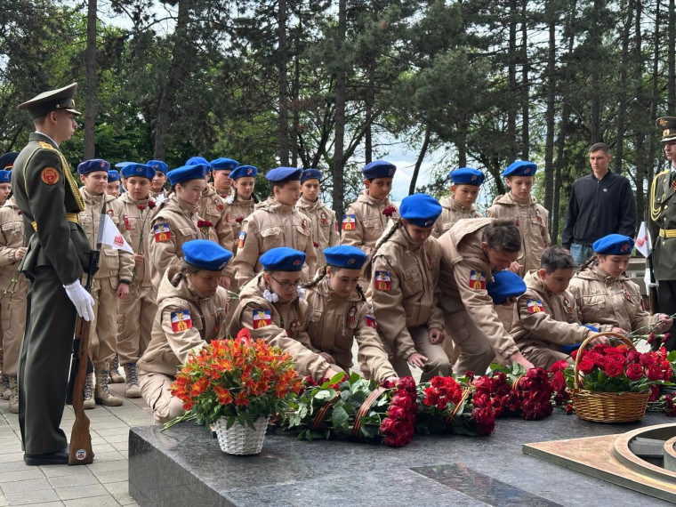 Возложение цветов к мемориалу «Огонь Вечной Славы».